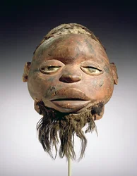Lipiko maszk, Makonde kultúra, Mozambik (fa, haj, rost és pigment)